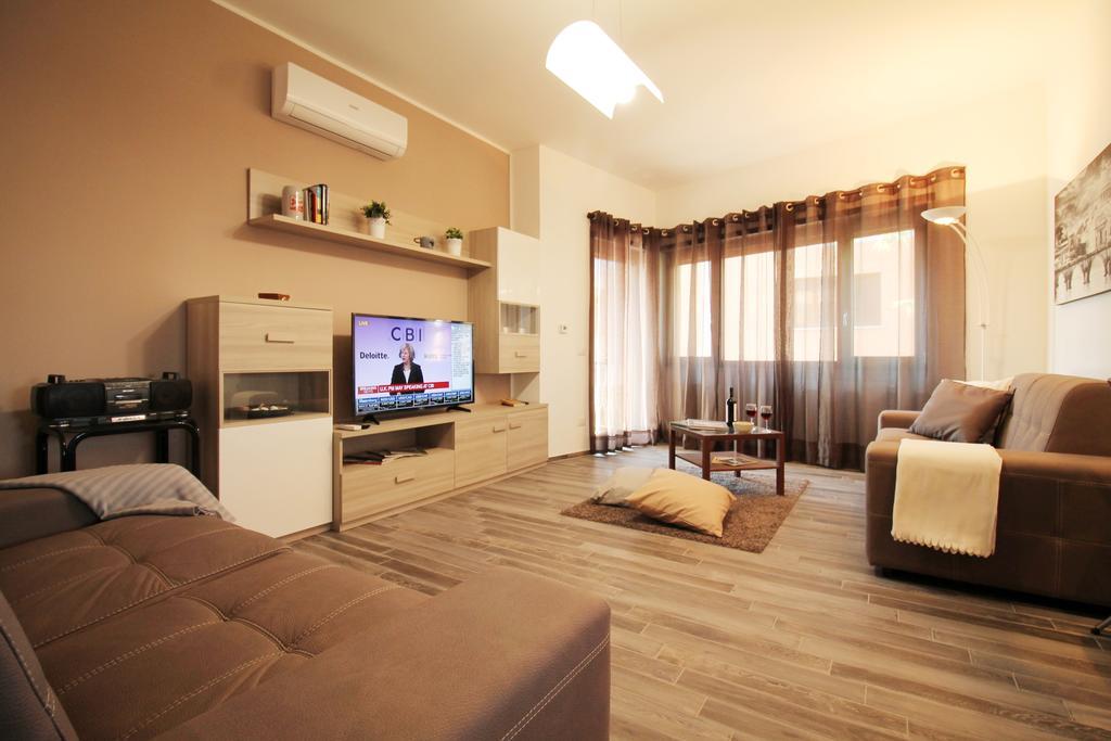Eur Bright Spacious Terraced Apartment With Private Parking Only For Small Cars Рим Екстер'єр фото