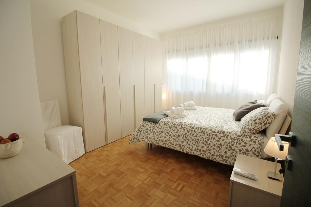 Eur Bright Spacious Terraced Apartment With Private Parking Only For Small Cars Рим Екстер'єр фото
